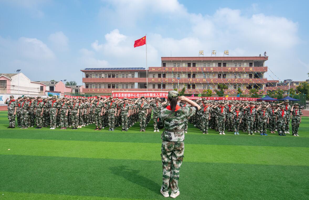 阜阳阜南焦陂镇中心学校——红领巾相约迷彩服军训中建立少先队