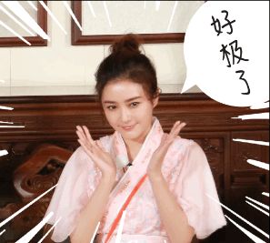 秦岚“白莲花”人设崩塌?开胸衣加大V领展露身材,可惜是飞机场