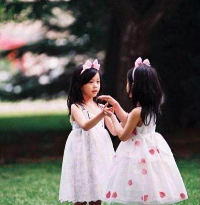 双胞胎姐妹花喝豆浆,双胞胎姐妹一个喝牛奶一个喝豆浆