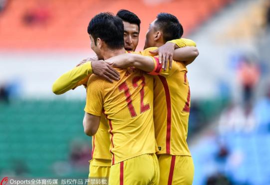 国足1-2中国香港三个红牌过程,国足1-0击败中国香港感悟