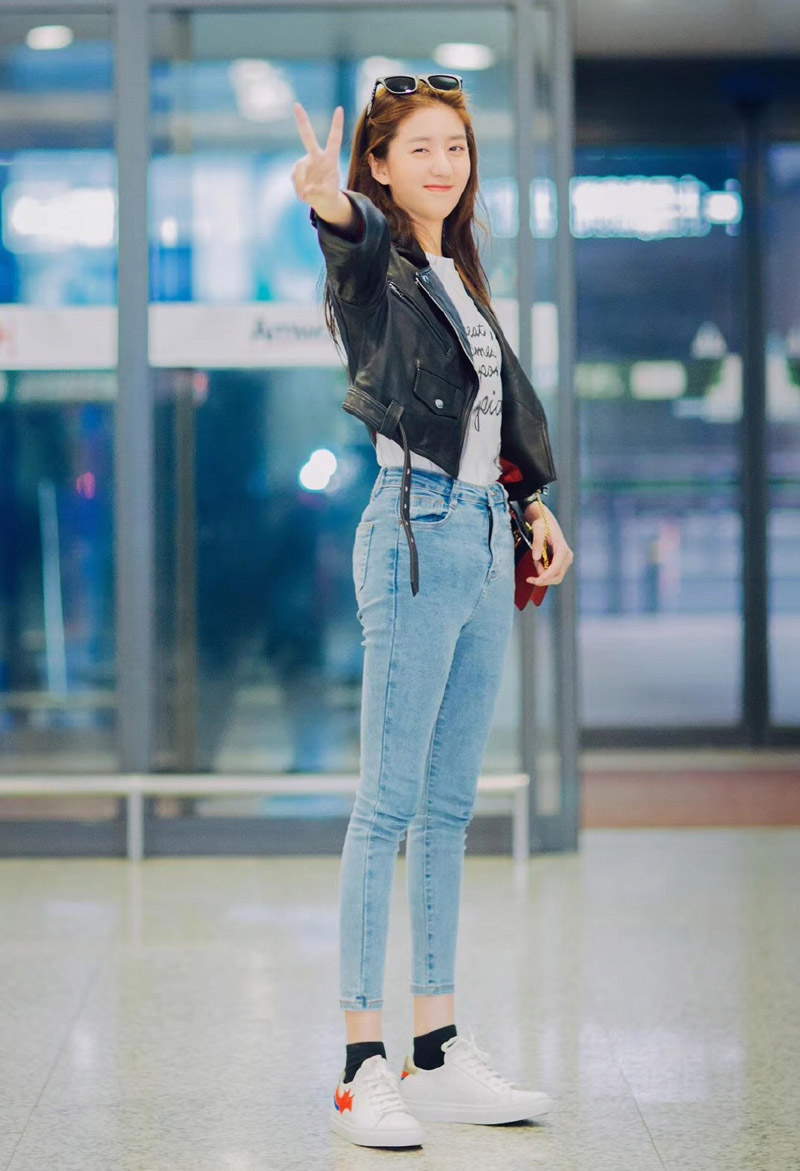 同款发型李凯馨,李凯馨白吊带搭配牛仔裤清纯写真