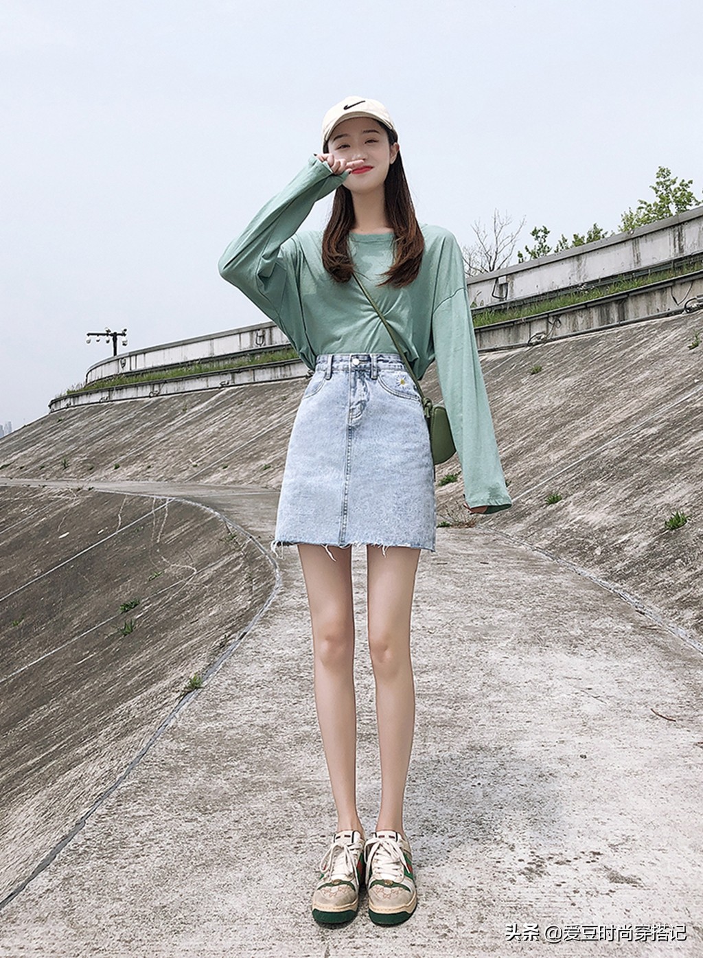 小个子女生牛仔裙配什么上衣,适合小个子女生穿的牛仔裙