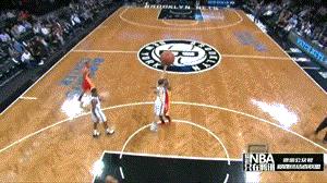 街球左右手交替胯下大幅度运球,单手运球转身加胯下街球动作