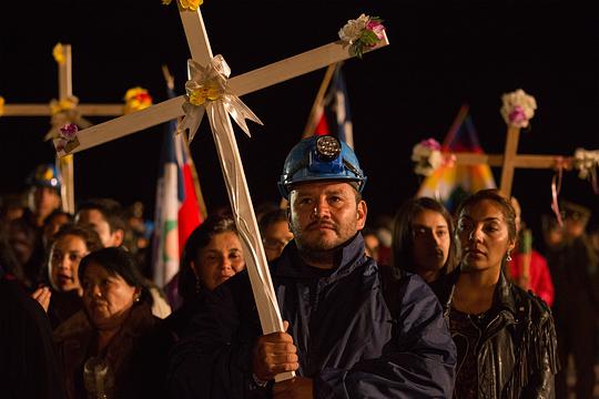 智利700米被困33名矿工怎么救的,智利矿难被困69天电影