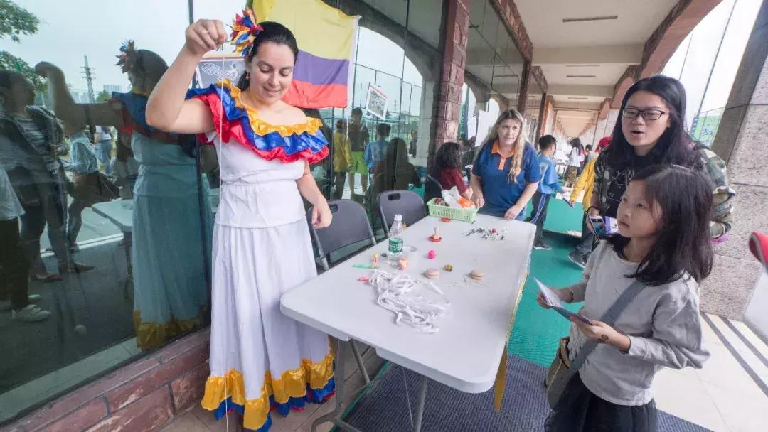 有墨西哥肉卷德国香肠，有棒球运动彩绘走秀，这个学校在干嘛？！