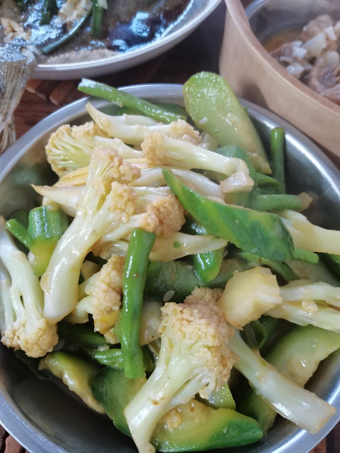 清蒸多宝鱼的正确方法,清蒸多宝鱼先放酱油还是先淋热油