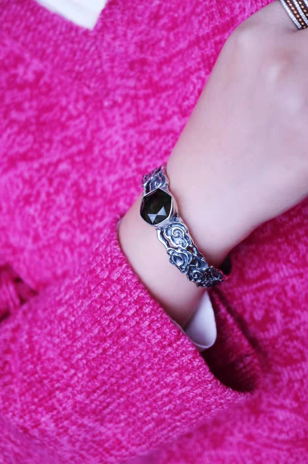 白底青手镯适合多大年纪戴,小圆条手镯适合什么年纪的人