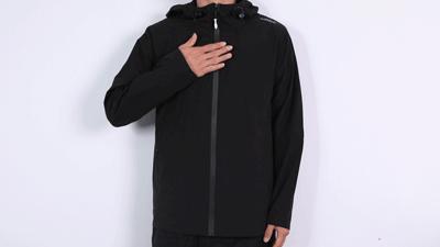 中科院联合素湃造了件“透气雨衣”！防水、防污，脏东西一冲就净