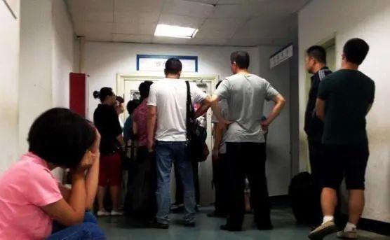 25岁女学生感冒不好，检查结果出来，5个男孩慌忙赶到医院