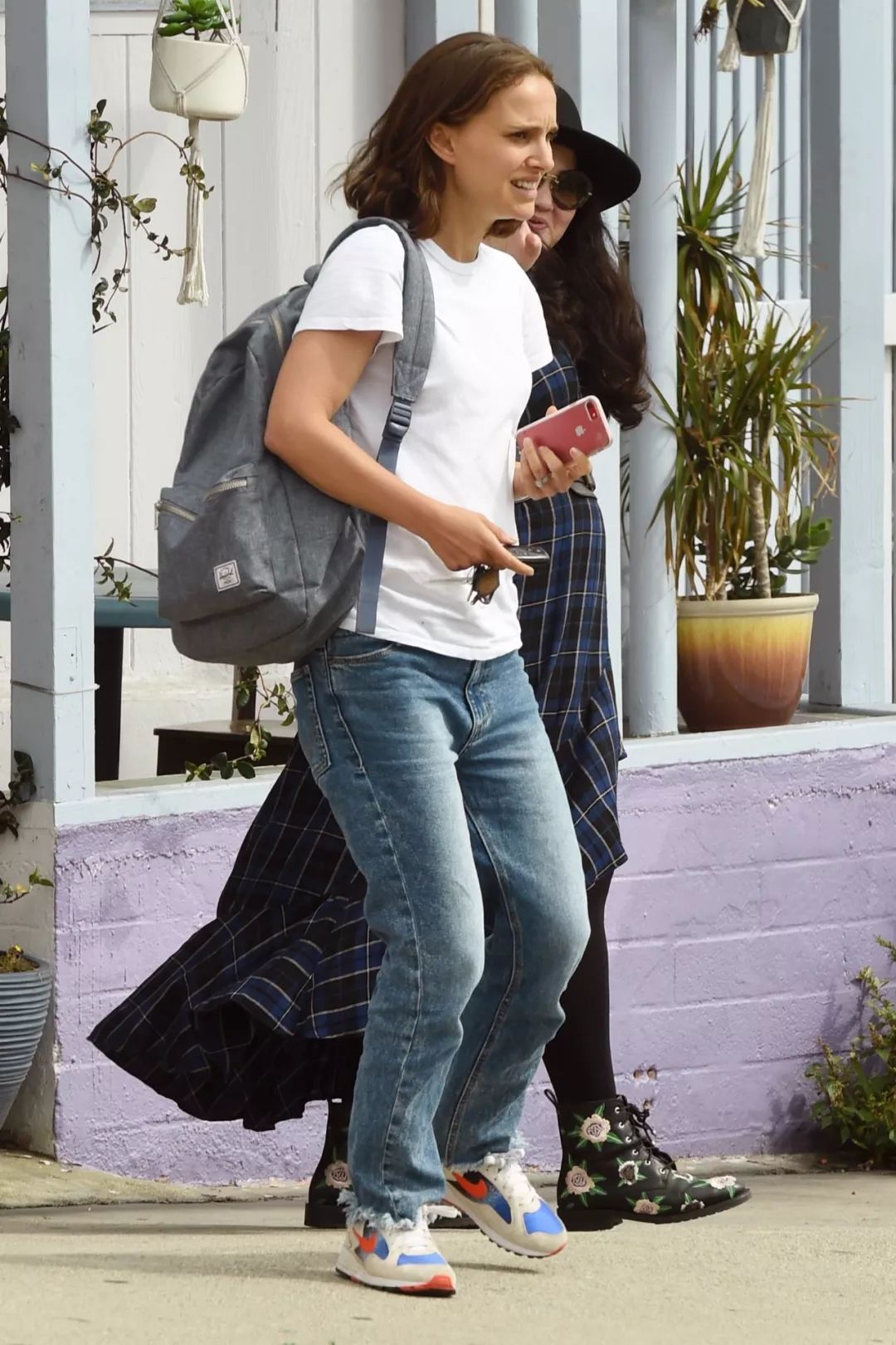 职业女性背什么包见客户,双肩包可以背一个肩膀