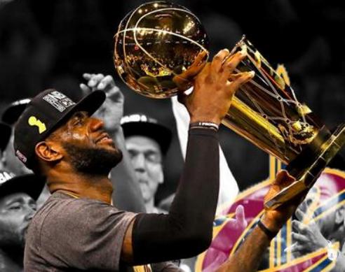 詹姆斯成为篮球世界的焦点,詹姆斯继续书写篮球上帝的神话