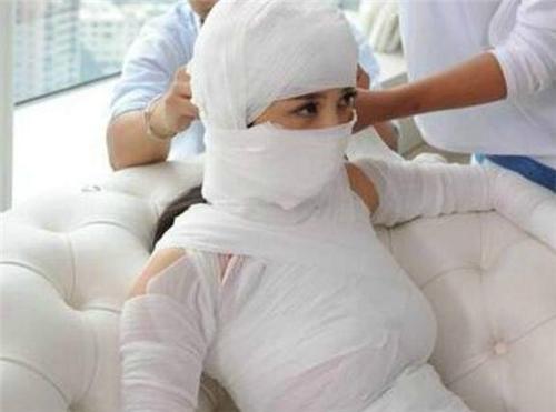 女子12次整容全部失败后的样子,女子整容12次全部失败之前的样貌