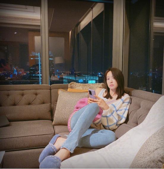 宋茜穿蓝色卫衣机场照,宋茜穿羽绒服