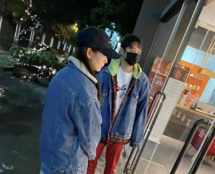 被误认“代购”？王思聪晒6大箱“战利品”，却被粉丝求帮带球衣