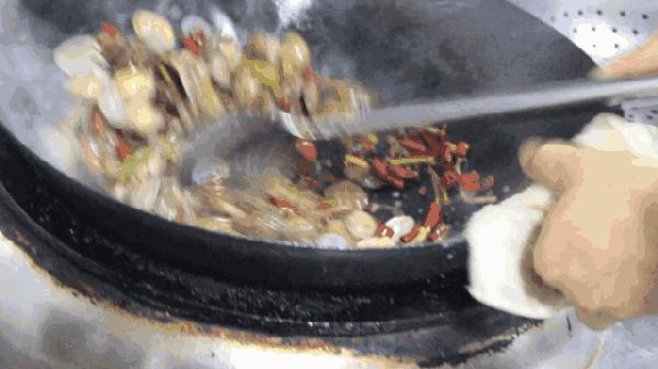 炒蛤蜊需要烫一下吗,炒蛤蜊要不要放醋