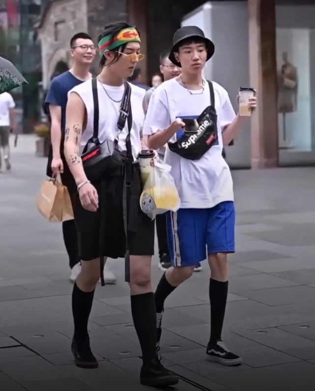 本以为女生穿长筒袜很潮，直到看见这两小哥哥，后面直男都笑了！