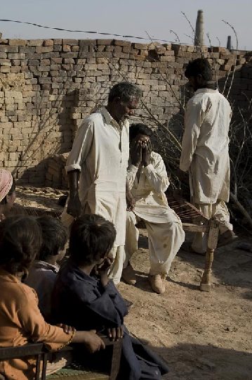 尼泊尔“卖肾村”：穷人700美元卖一个肾，人人身上一道疤