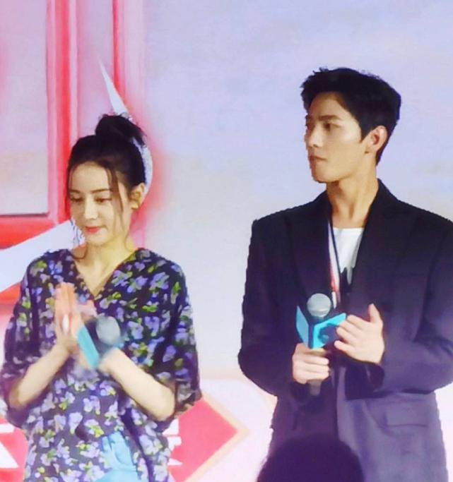 迪丽热巴杨洋荣耀见证礼,迪丽热巴杨洋高甜发布会