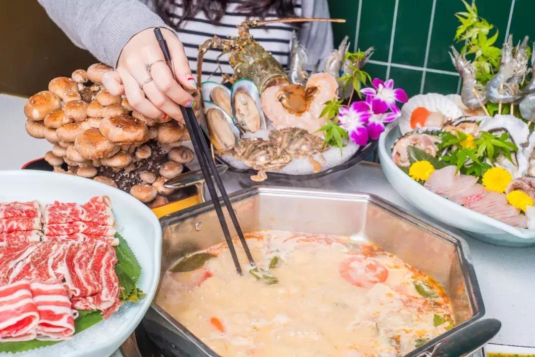 5.8折！魔都新开摩洛哥风「泰式海鲜火锅」，锅底、红膏蟹免费送