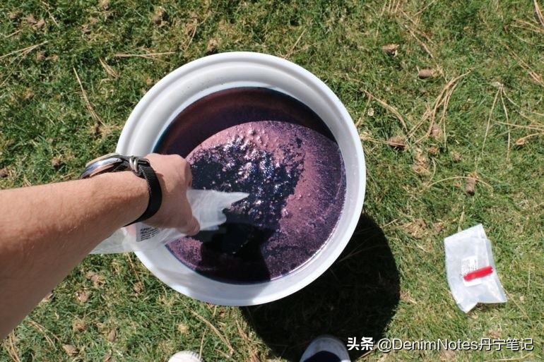 牛仔裤褪色了可以重新染色吗,牛仔裤褪色一般是什么颜色