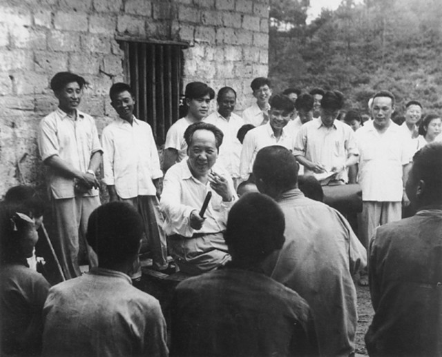 毛主席看到与母亲的合影,激动地用土话问道:咯是从哪里拱出来的