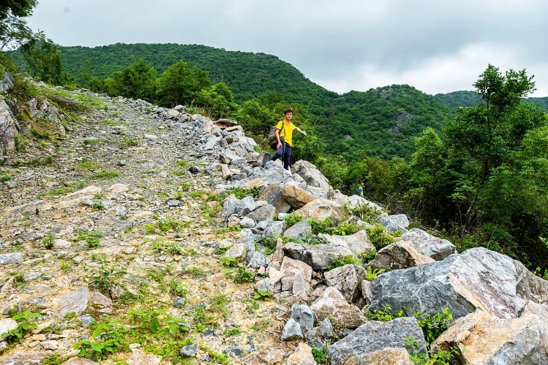 徒步穿越秦岭无人区,徒步穿越喀斯特森林