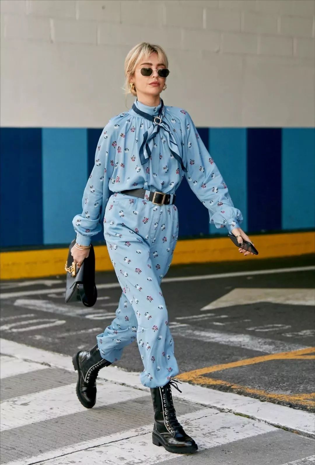 一双靴子竟然可以这么百搭,一双靴子有1kg吗