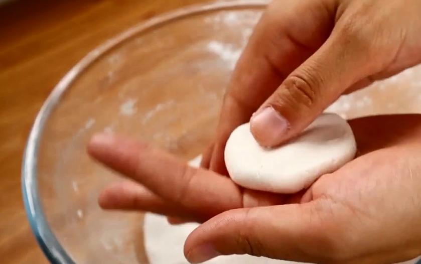 红糖糍粑用糯米做还是用糯米粉做,冬日湖南农家手工红糖糯米糍粑