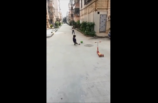 孩子踢球怕受伤该怎么引导,孩子对足球的热爱如何表达