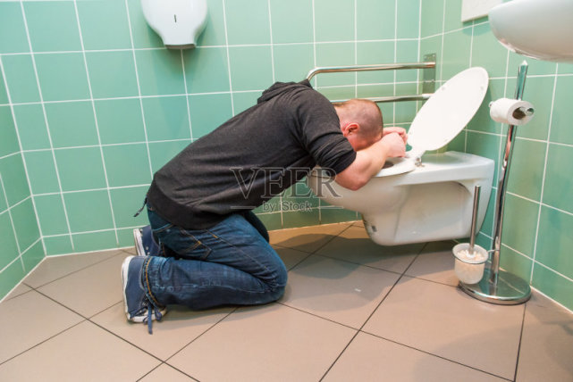 喝酒可以,但你别往出抠啊,当心发生扁桃体炎