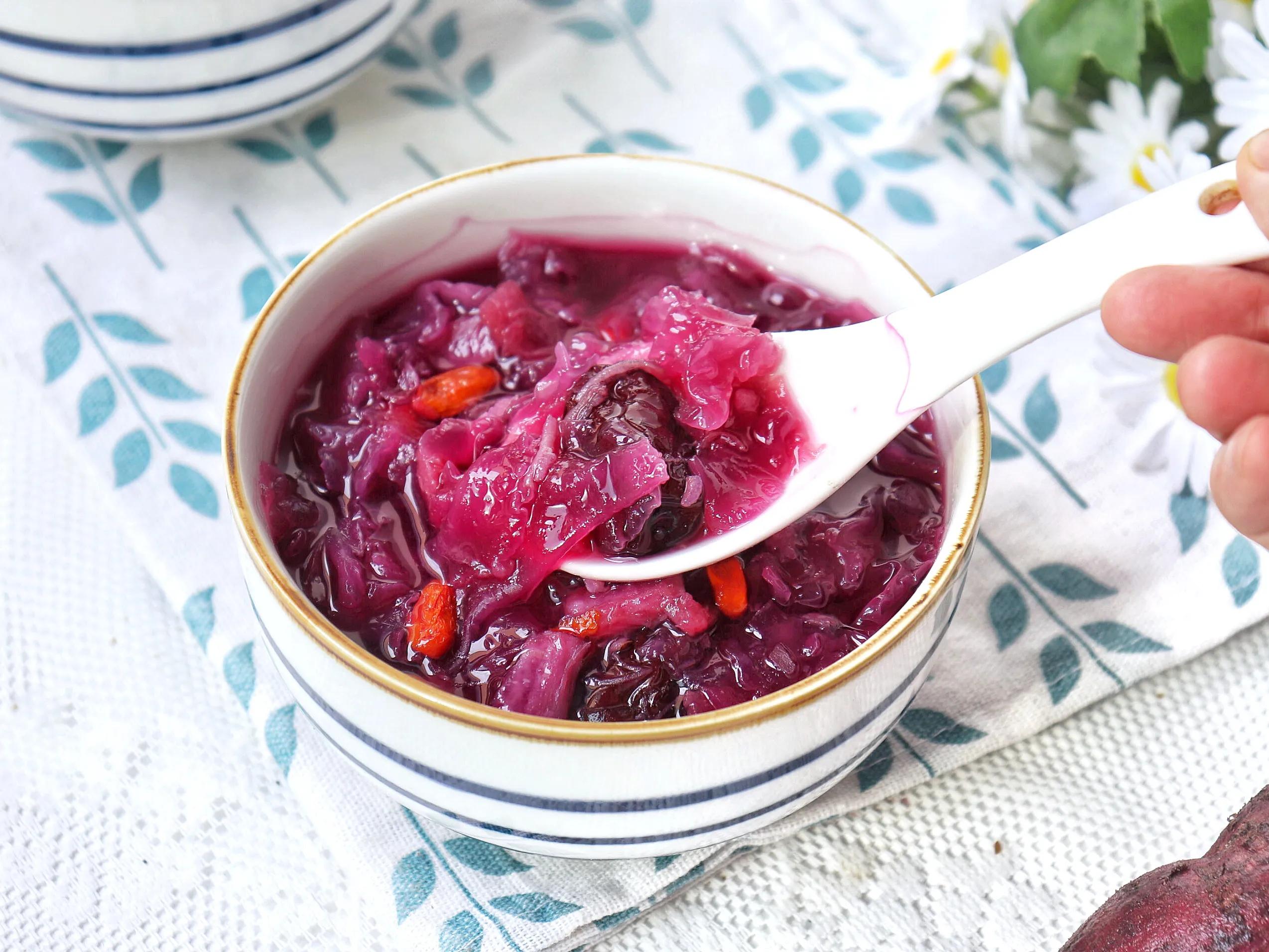 银耳汤开水熬吗,夏天煮银耳汤里放些什么东西