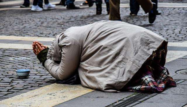 善心喂了狗！“网红抗癌一哥”遭曝光：直播卖惨，下播就胡吃海喝