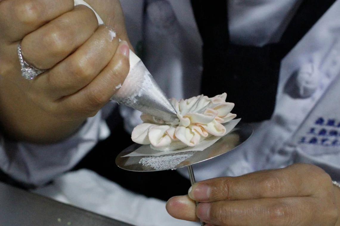 韩式裱花和豆沙裱花学哪个比较好,豆沙裱花和奶油霜裱花的区别