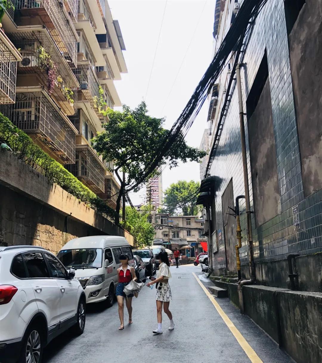 重庆这个24层没有电梯的高楼！直逼40℃的天气仍然有人前来打卡