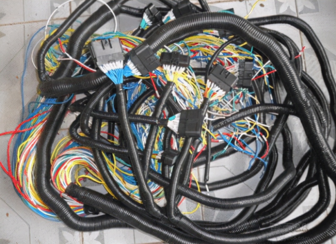 喷油嘴线束断了可以自己接上去吗,汽车线束断了是接还是换新的