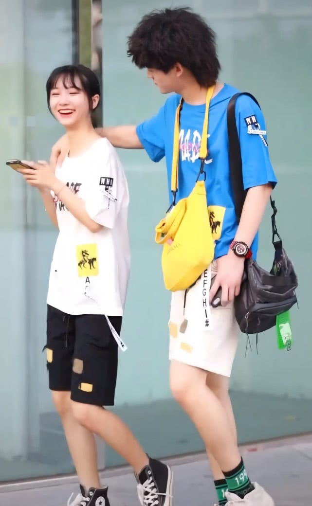 最近很火的一对情侣街拍,街拍情侣最萌身高差穿搭