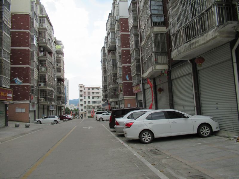建成9年开不了街，英山富和步行街变成了停车场