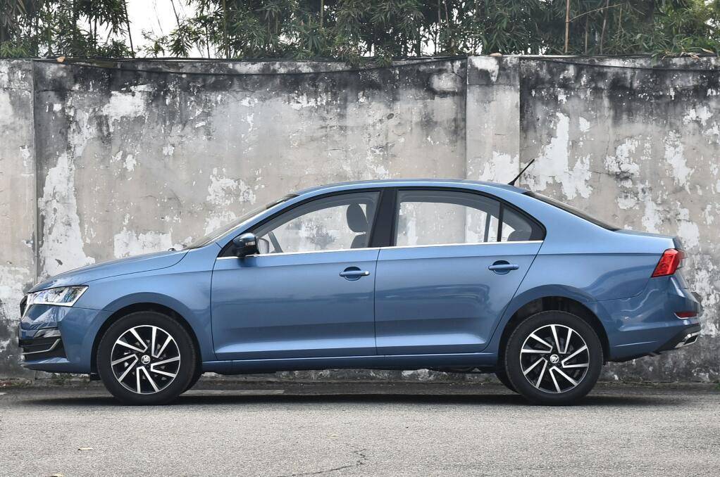 月薪4000能养得起a6吗,月薪4000能养得起5系吗