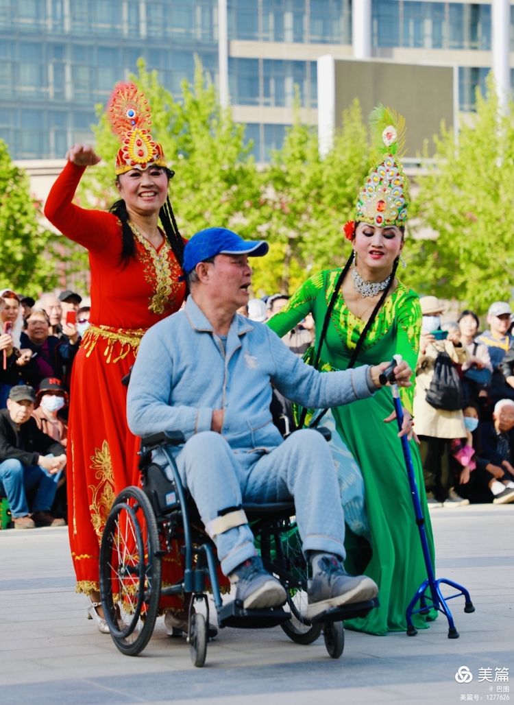 洛阳牡丹广场：*疆新**舞大联欢