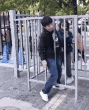 穿恨天高坐地铁的社死现场，两位男士都不忍看这次“崴脚表演”