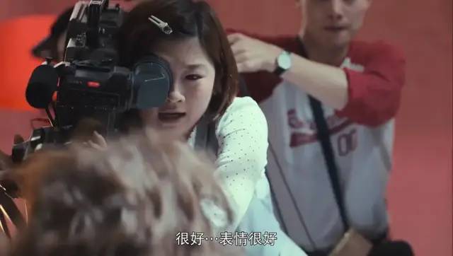 第一季惊艳第二季崩，严肃聊聊《全裸导演》