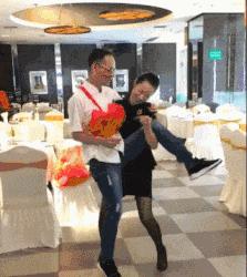 搞笑GIF，女朋友的身材就是好，关键时刻有用