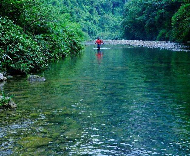 两大一小亲子游玩南川,重庆主城适合小孩玩水抓螃蟹地方