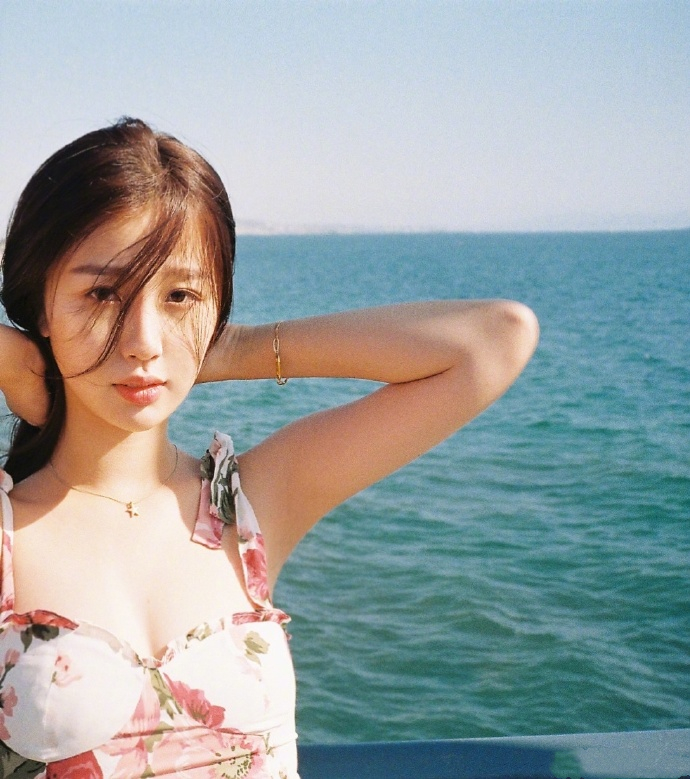 虞书欣纯欲风穿搭,虞书欣新造型粉色衣服头发怎么弄