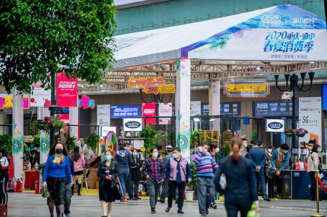 周末逛天府文创集市感受生活美学,周末逛市集看潮雕秀