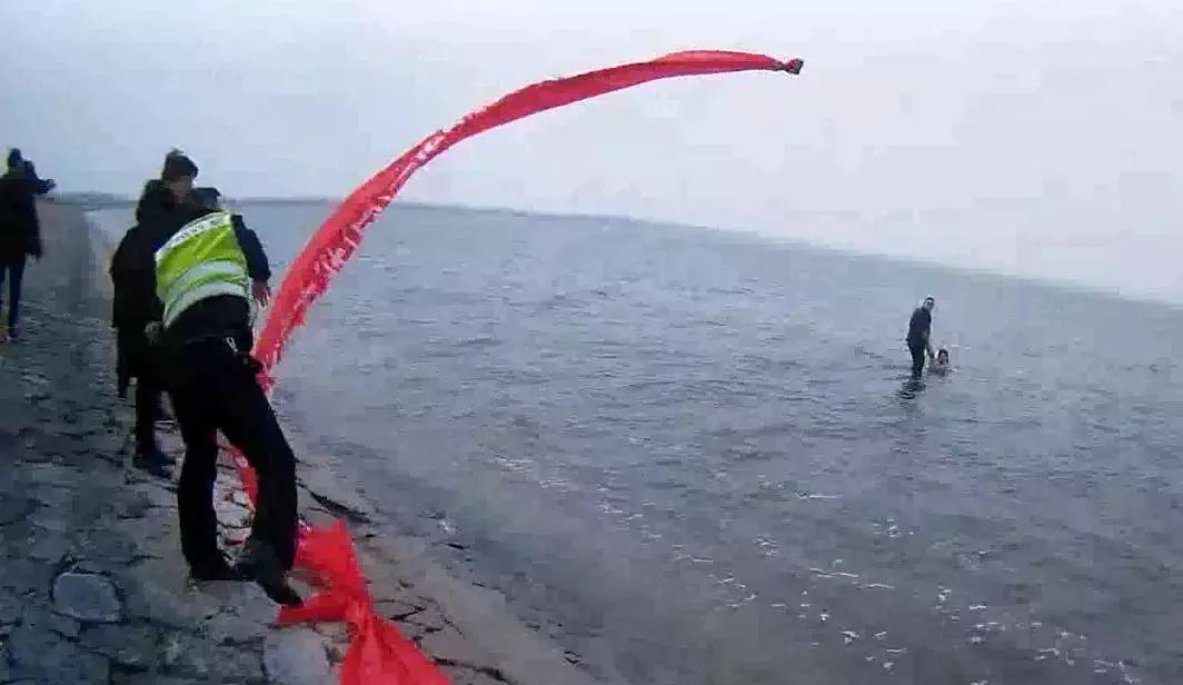 晚上开车弹烟头侧翻,司机被弹烟头