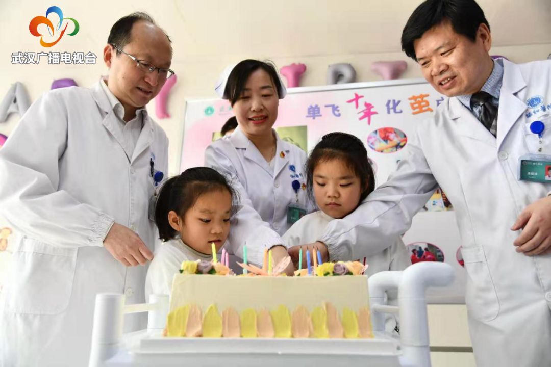 10年前的今天，这对罕见的连体女婴成功“分身”，如今她们牵手上学超暖心