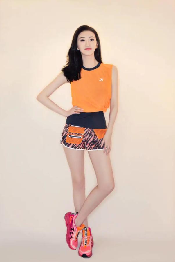 景甜机场私服照满屏都是高级感,人间富贵花景甜白衣