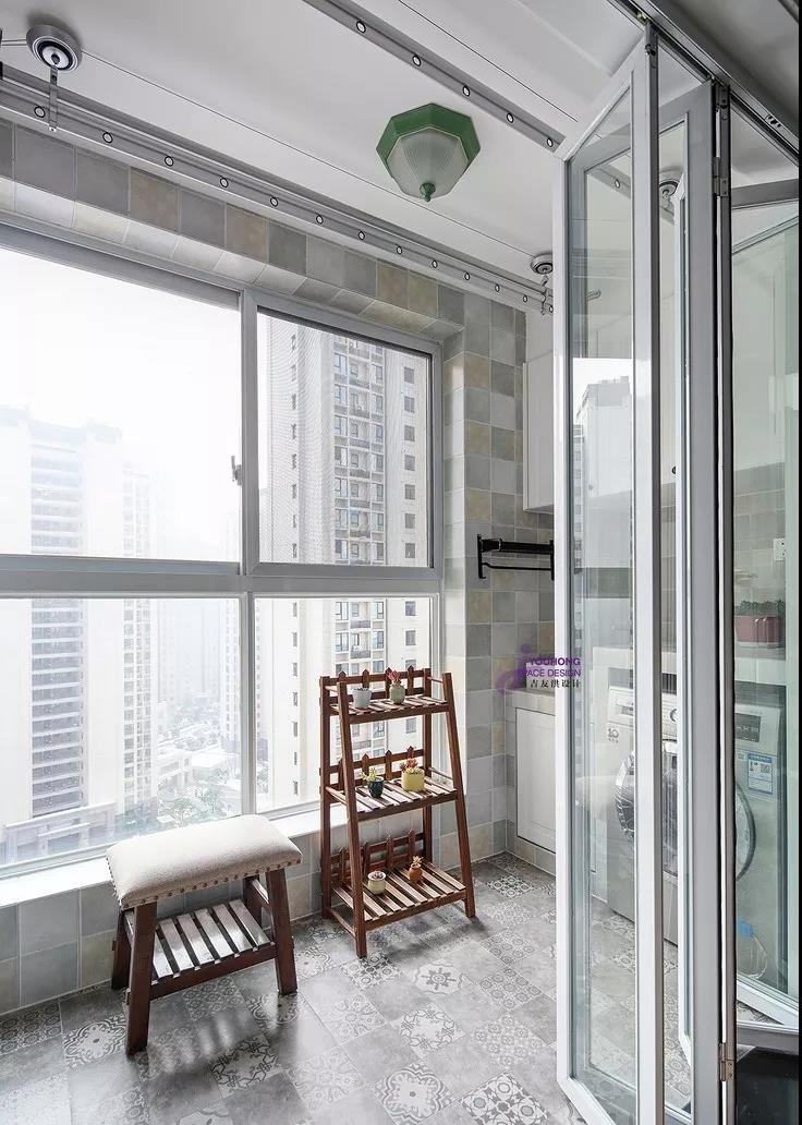 阳台贴什么样的瓷砖好看,没想到瓷砖上面铺地板也这么好看