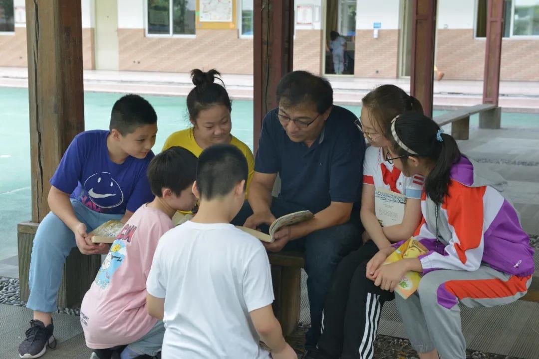 爱岗敬业无私奉献教师,爱岗敬业的教师典范